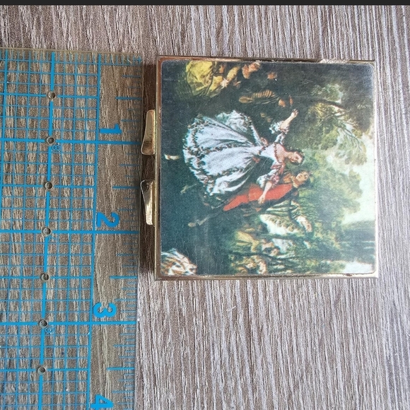 Victorian-style pill box by L W Rice features a gold tone finish - Picture 2 of 5